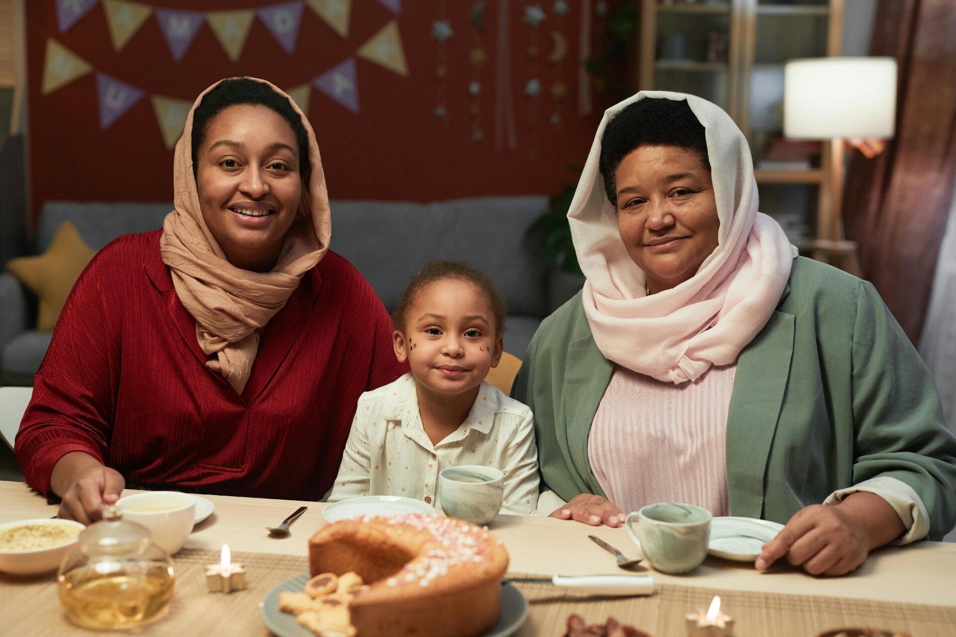 twee vrouwen en een meisje zitten aan tafel
